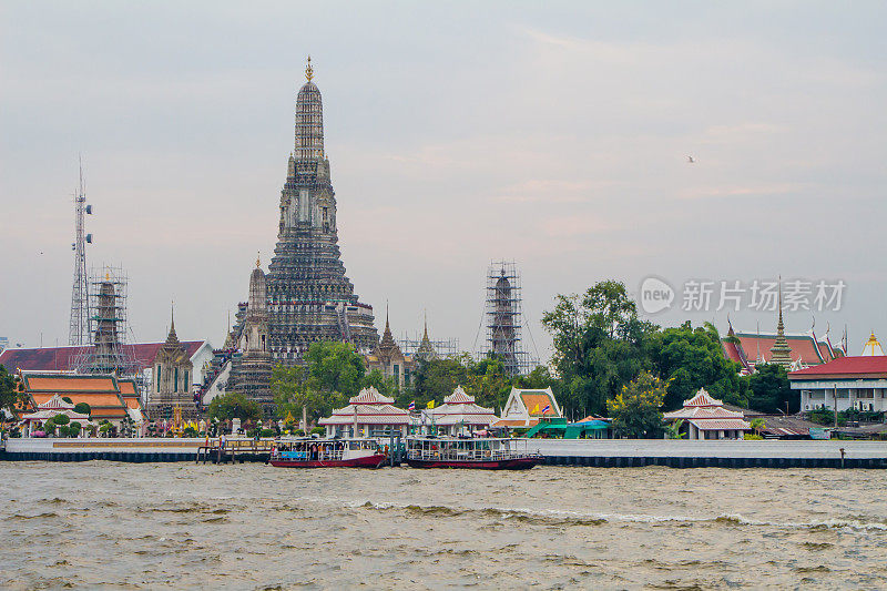 Wat Arun Temple River front in bangkok泰国曼谷